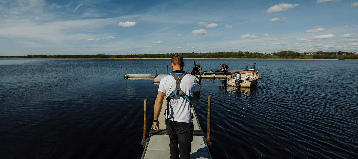 Händer håller i ett fiskedrag.