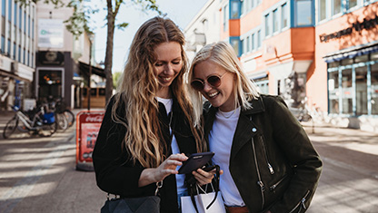 Två glada tjejer i centrum
